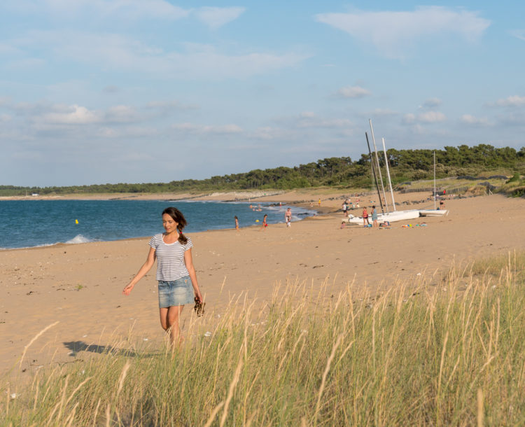Camping Verébleu, Activités, promenade sur la plage, femme
