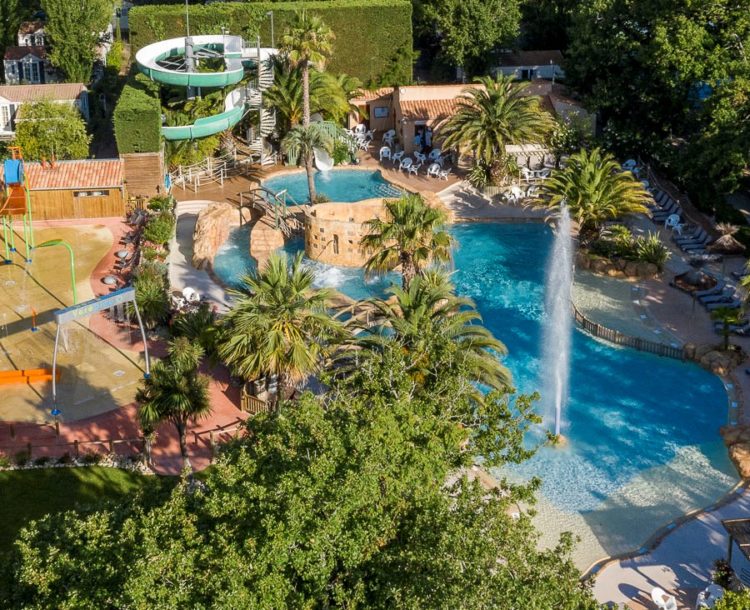 Camping Verébleu, vue aérienne du parc aquatique et de la piscine en forme d’île d\'Oléron