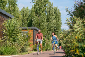 Camping Verébleu, le domaine, couple en vélo, hébergements