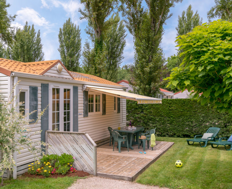 Camping Verébleu, les hébergements, Mobil-home Flores 6 personnes, 2 chambres, extérieur