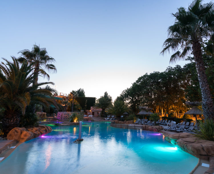 Espace aquatique de nuit au Camping Verébleu sur l\'île d\'Oléron