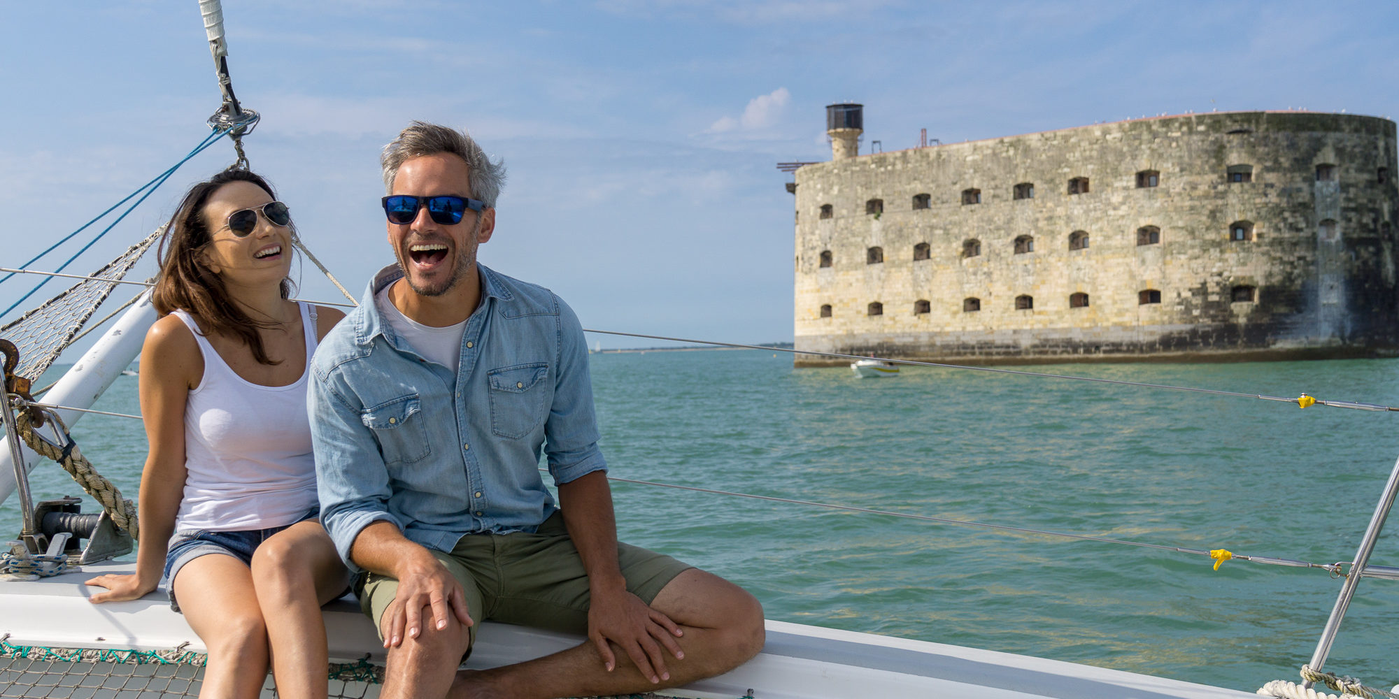 Région, Île d'Oléron, couple sur un catamaran, le long de Fort Boyard