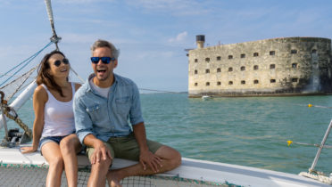 Région, Île d\'Oléron, couple sur un catamaran, le long de Fort Boyard