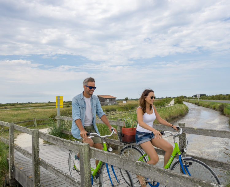 Région, Île d\'Oléron, couple en vélo, passerelle