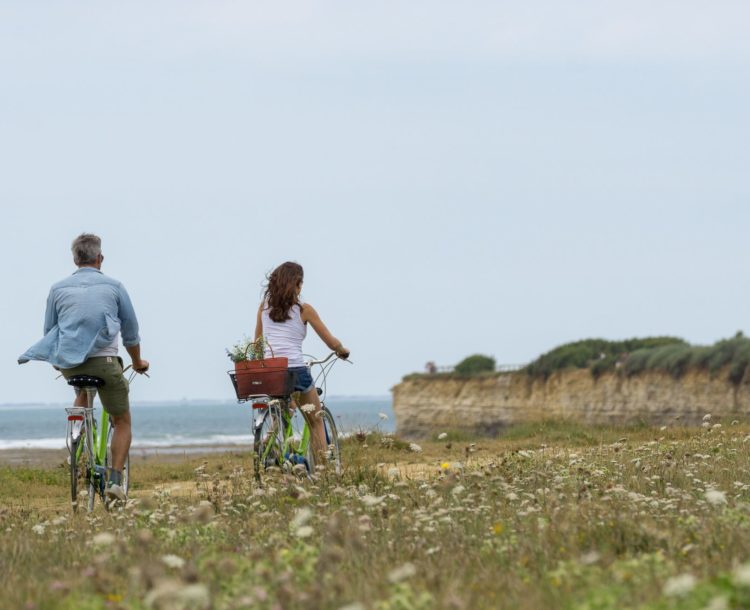 Région, Île d\'Oléron, couple qui se promène en vélo sur la côte