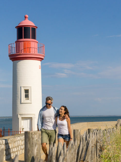 Région, Île d\'Oléron, couple qui se promène sur la jetée de La Cotinière