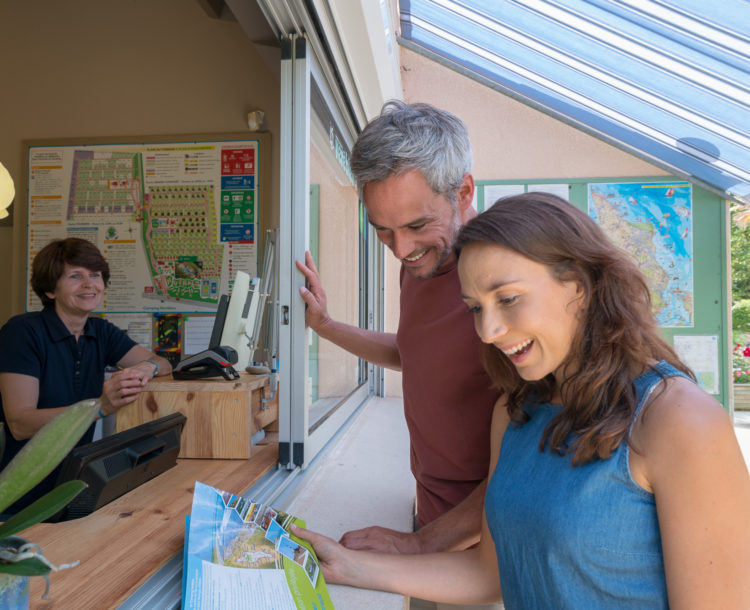 Camping Verébleu, les services, réception, couple