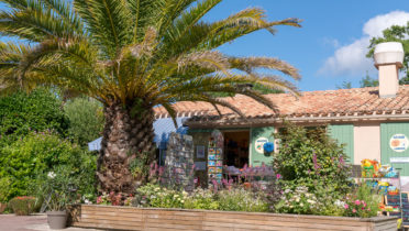 Camping Verébleu, sur l'île d'Oléron, les services, épicerie, bar, plats cuisinés à emporter, réception