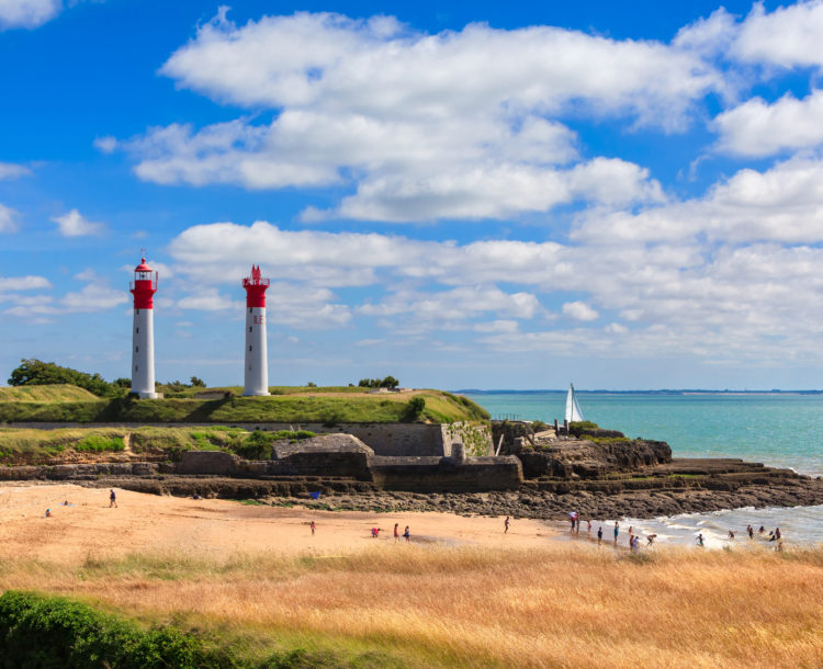 Région, Île d\'Aix, deux phares et plage, © shutterstock 622725437