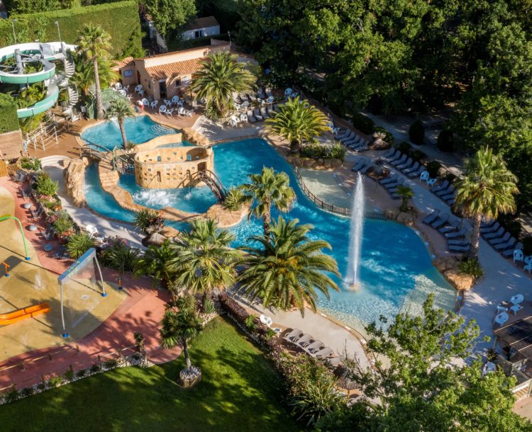 Espace aquatique avec piscine chauffée au Camping Verébleu sur l\'île d\'Oléron