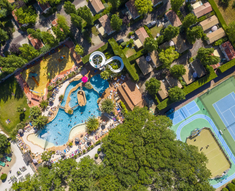 Vue aérienne du camping 5 étoiles, du parc aquatique et des terrains de sport au Camping Verébleu sur l\'île d\'Oléron
