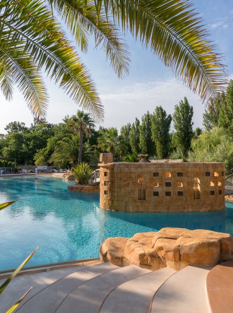 Espace aquatique avec le Fort Boyard du Camping Verébleu, un camping 5 étoiles sur l\'île d\'Oléron