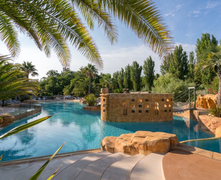 Espace aquatique avec le Fort Boyard du Camping Verébleu, un camping 5 étoiles sur l\'île d\'Oléron